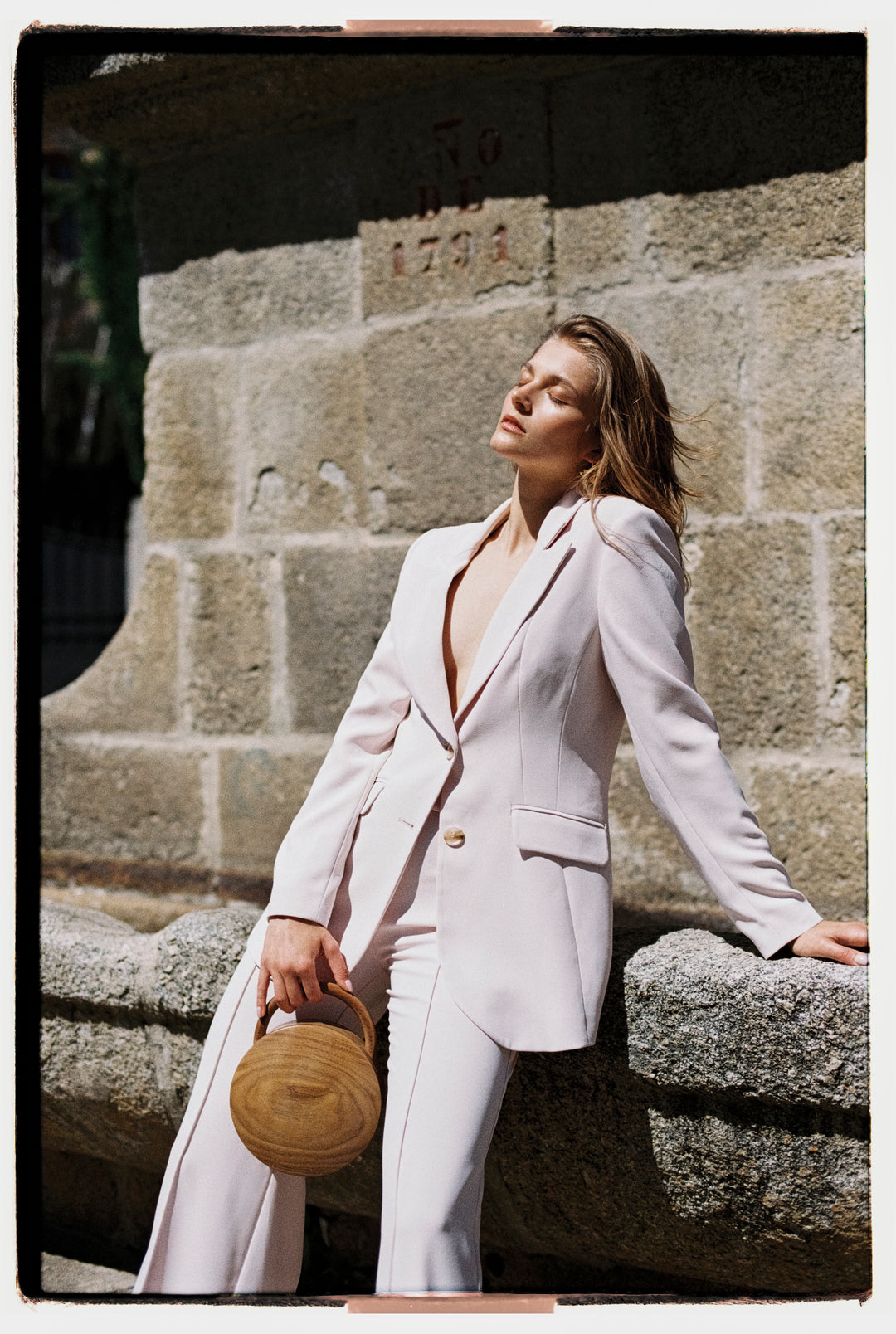 Tussaud Round Natural